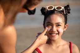 Zinc Oxide vs Titanium Dioxide: Choosing the Right Mineral UV Filter for Your Brand