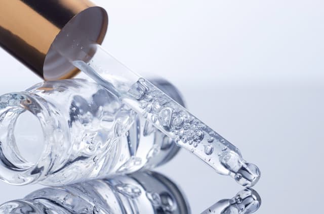 Salicylic Acid vs Glycolic Acid: A Buyer’s Guide for Bulk Procurement in the Skincare Industry