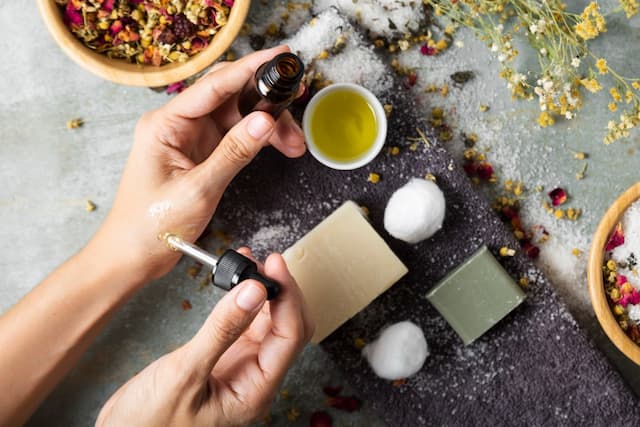 Essential Oils Middle Notes: How They Impact Fragrance Development in Cosmetics