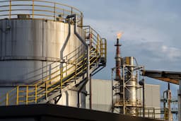 Ammonia Hydroxide Uses in Manufacturing: How Elchemy Ensures Safe Supply