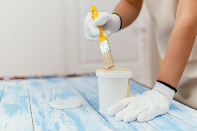 Choosing Between Polycrylic and Polyurethane: What Chemical Buyers Need to Consider