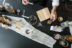 Trends in Fragrance Ingredients: What&#8217;s Hot and What&#8217;s Banned in 2025