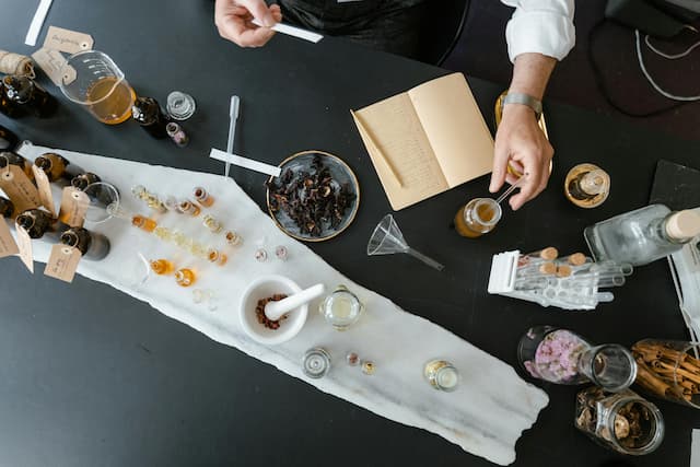 Trends in Fragrance Ingredients: What&#8217;s Hot and What&#8217;s Banned in 2025