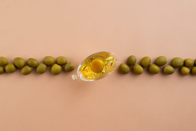 Olive Oil vs Jojoba Oil: Benefits and Applications in the Fragrance Industry